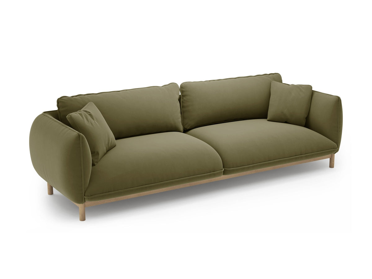 Vierersofa Ada von Micadoni in Mandel beige mit Casino-Stoffbezug, gerundeten Armlehnen und sichtbarem Buchenholzgestell auf Holzbeinen.