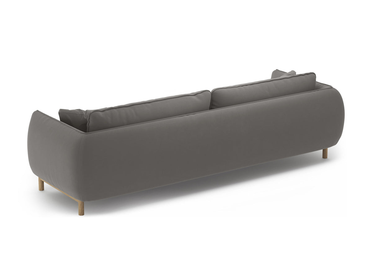 Vierersofa Ada von Micadoni in Mandel beige mit Casino-Stoffbezug, gerundeten Armlehnen und sichtbarem Buchenholzgestell auf Holzbeinen.