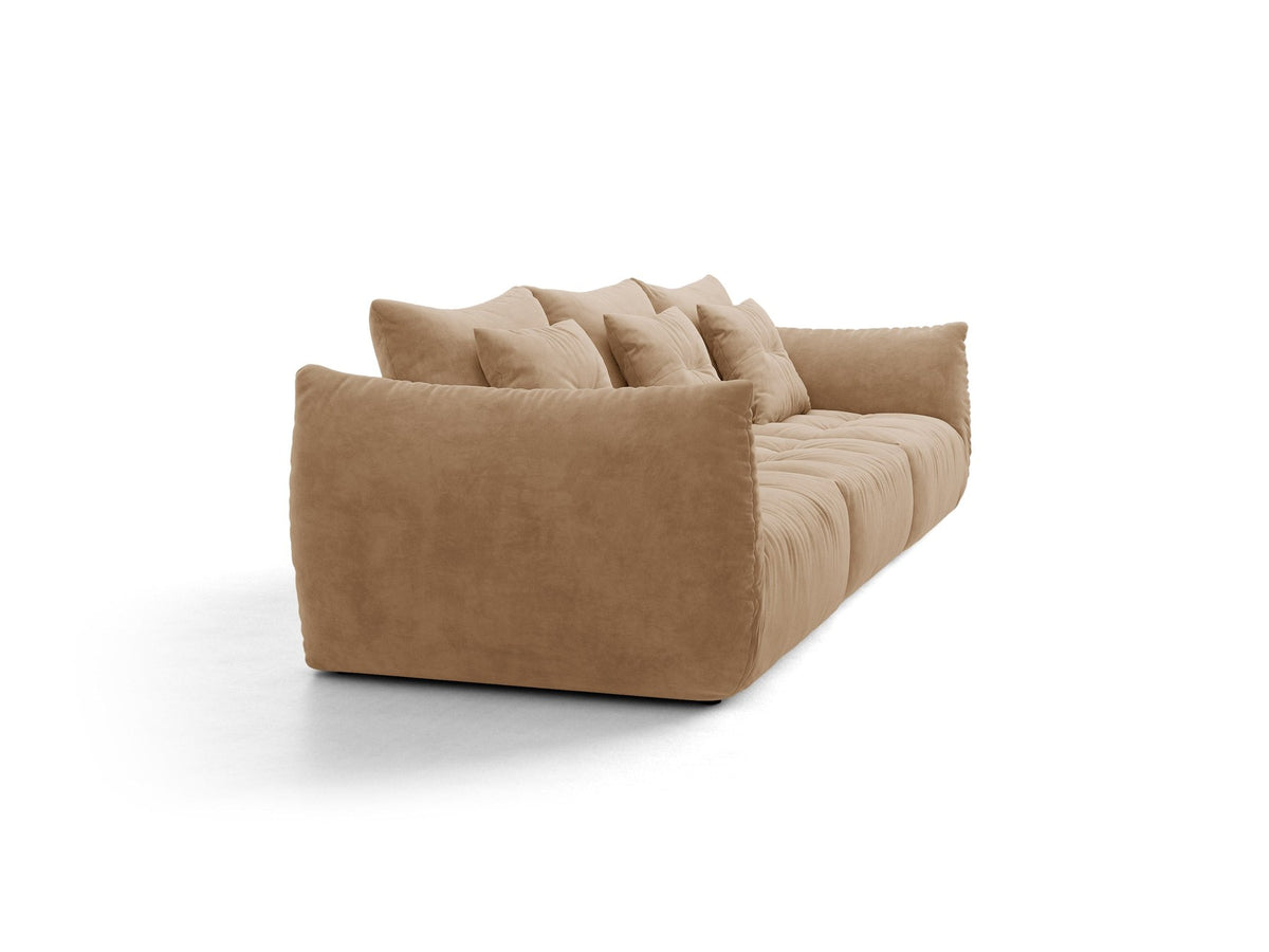 Modulares 4er Sofa Bloom von Micadoni in leichtem Beige, Bezug aus Casino-Velours, schwarze Kunststoffbeine, gepolsterte Rückenkissen.