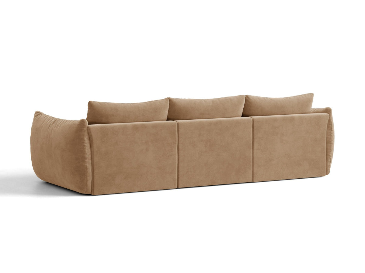Modulares 4er Sofa Bloom von Micadoni in leichtem Beige, Bezug aus Casino-Velours, schwarze Kunststoffbeine, gepolsterte Rückenkissen.