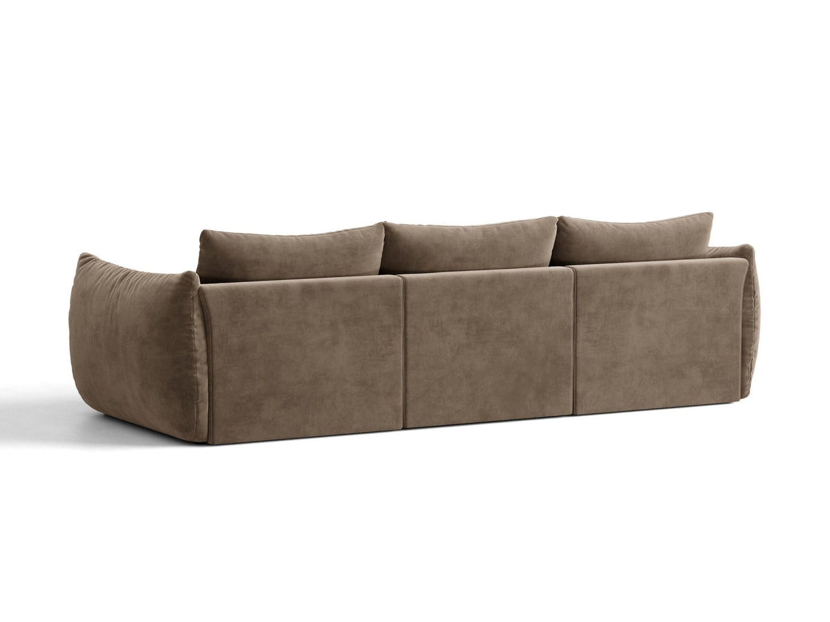 Modulares 4er Sofa Bloom von Micadoni in leichtem Beige, Bezug aus Casino-Velours, schwarze Kunststoffbeine, gepolsterte Rückenkissen.