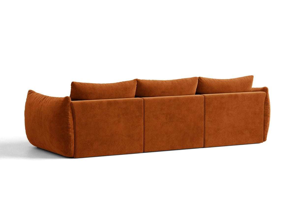 Modulares 4er Sofa Bloom von Micadoni in leichtem Beige, Bezug aus Casino-Velours, schwarze Kunststoffbeine, gepolsterte Rückenkissen.