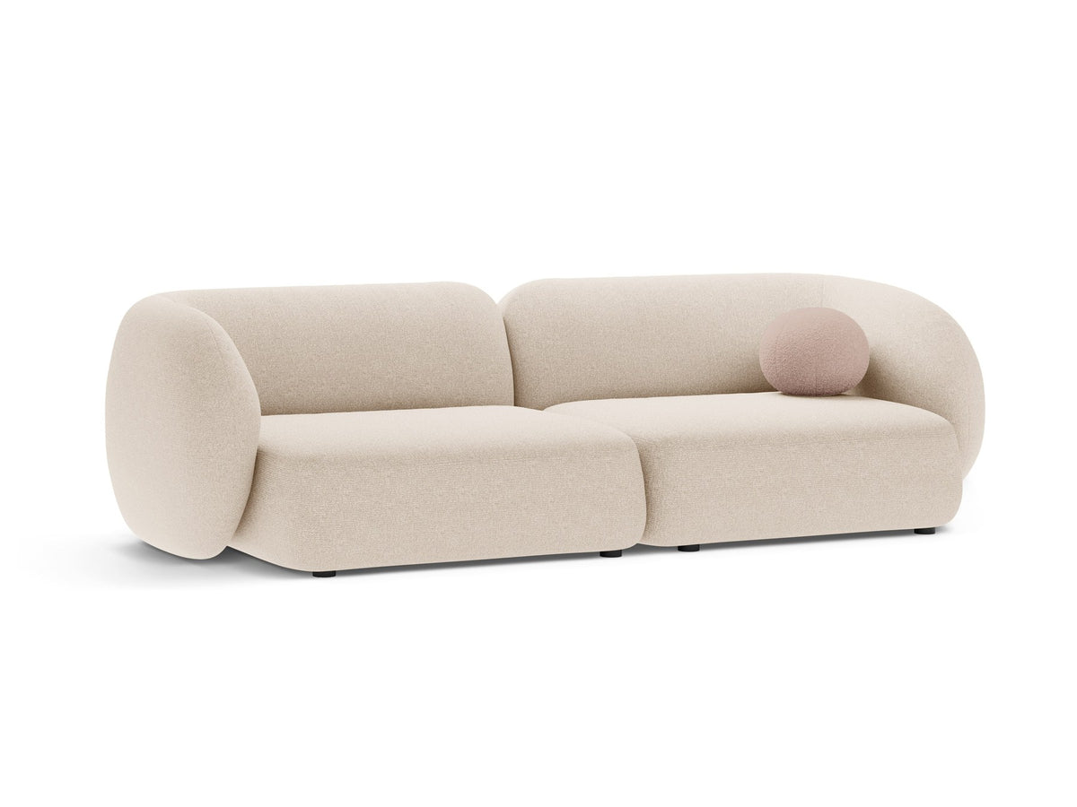 Weisses 4er Sofa Kate von Micadoni mit strukturiertem Bouclé-Stoff, schwarzen Kunststoffbeinen und breiter Sitzfläche.