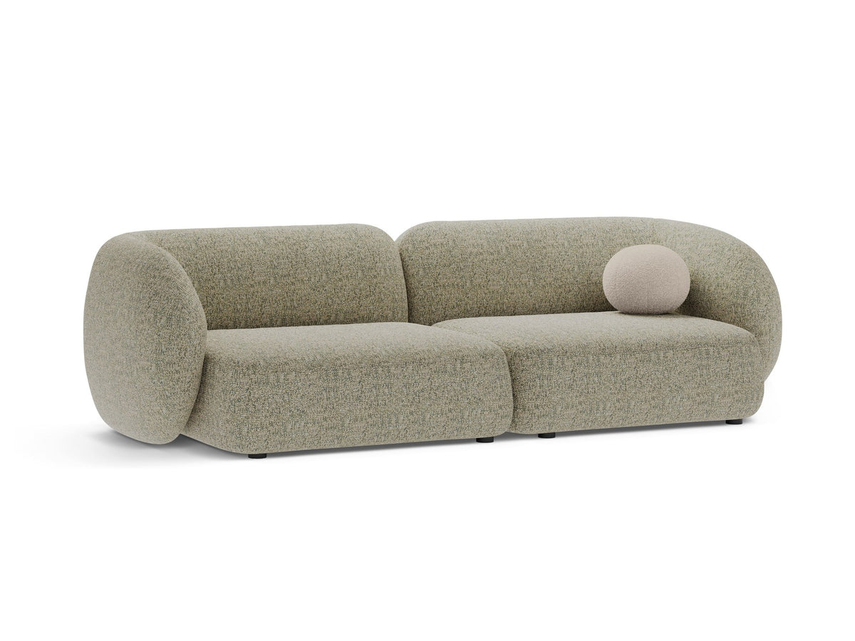 Weisses 4er Sofa Kate von Micadoni mit strukturiertem Bouclé-Stoff, schwarzen Kunststoffbeinen und breiter Sitzfläche.