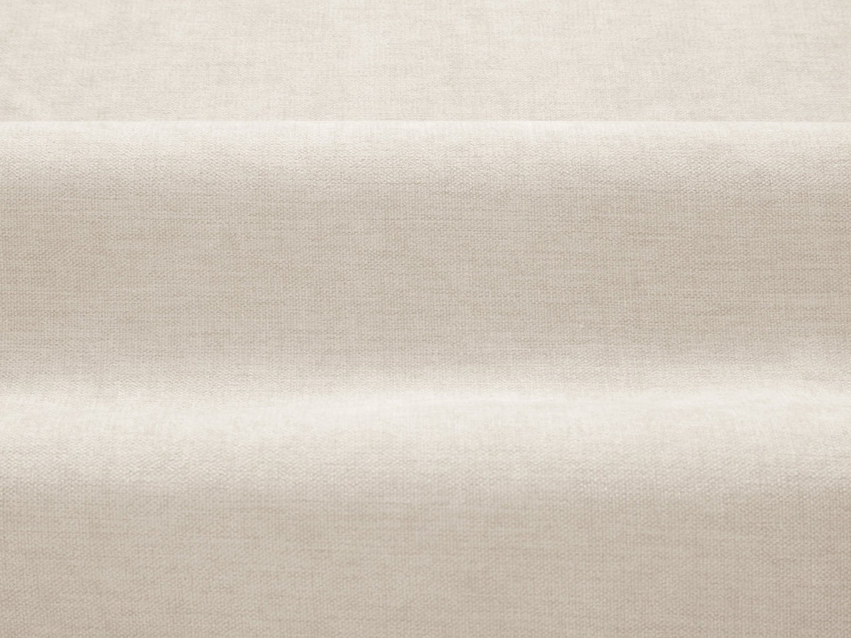 Vierersofa Ada von Micadoni in Mandel beige mit Casino-Stoffbezug, gerundeten Armlehnen und sichtbarem Buchenholzgestell auf Holzbeinen.