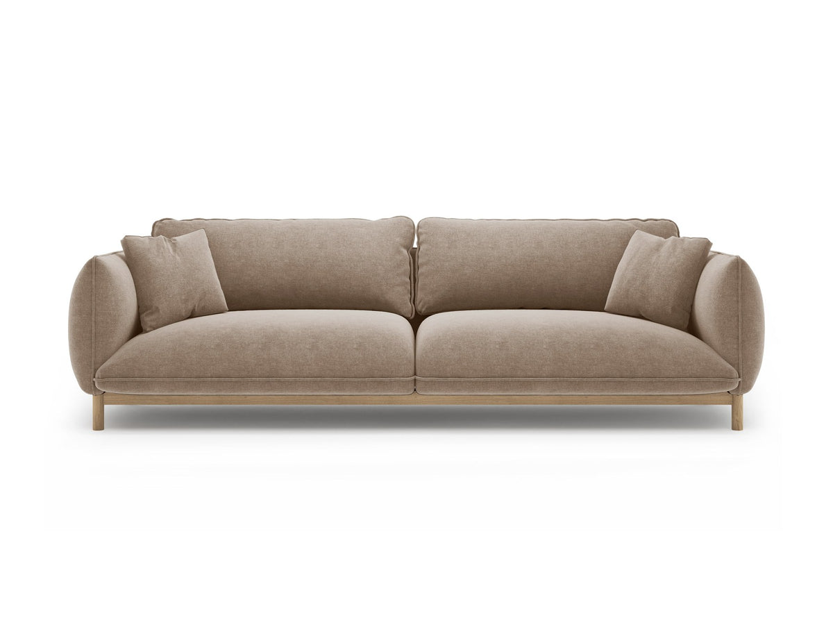 Vierersofa Ada von Micadoni in Mandel beige mit Casino-Stoffbezug, gerundeten Armlehnen und sichtbarem Buchenholzgestell auf Holzbeinen.