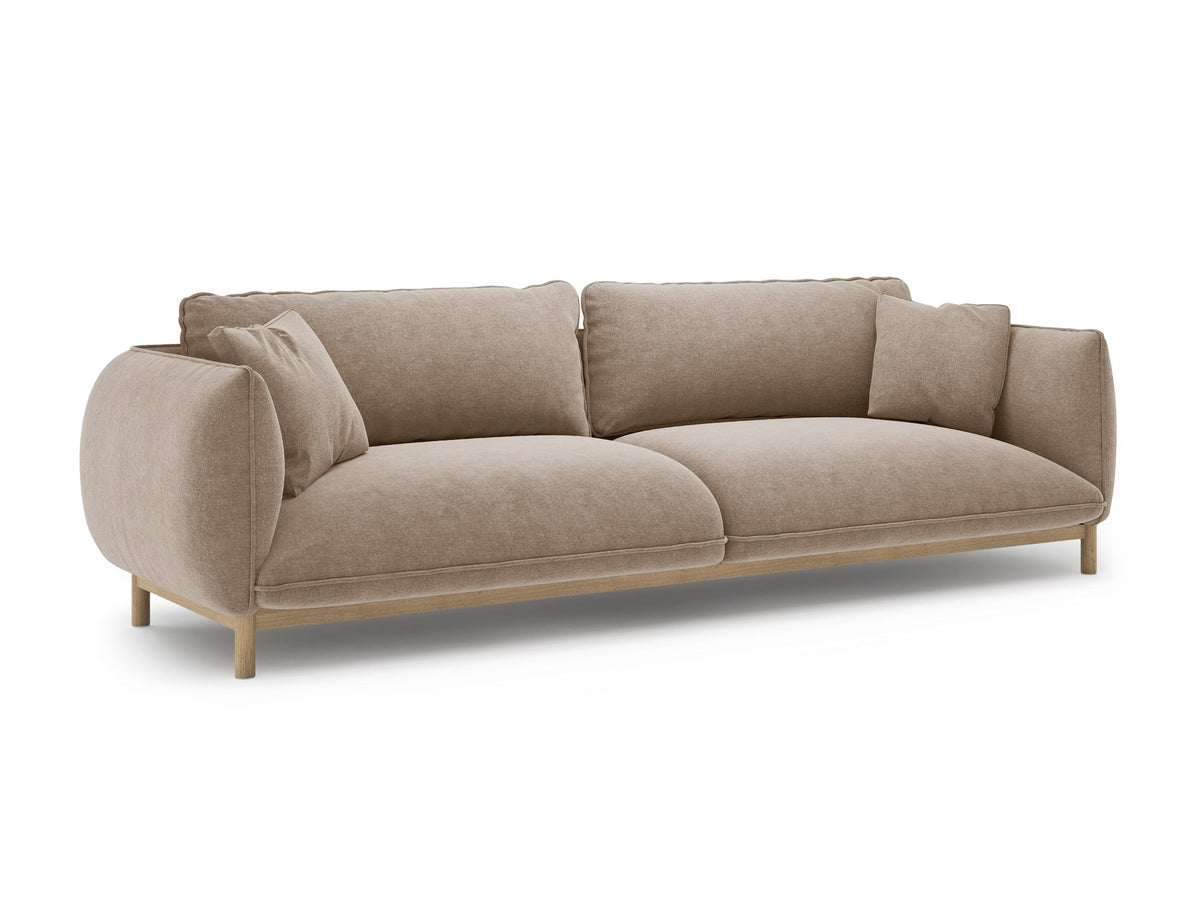 Vierersofa Ada von Micadoni in Mandel beige mit Casino-Stoffbezug, gerundeten Armlehnen und sichtbarem Buchenholzgestell auf Holzbeinen.