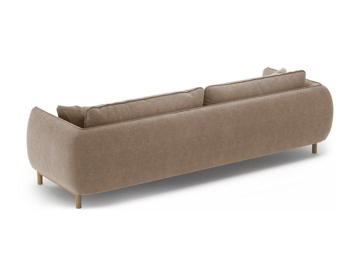 Vierersofa Ada von Micadoni in Mandel beige mit Casino-Stoffbezug, gerundeten Armlehnen und sichtbarem Buchenholzgestell auf Holzbeinen.