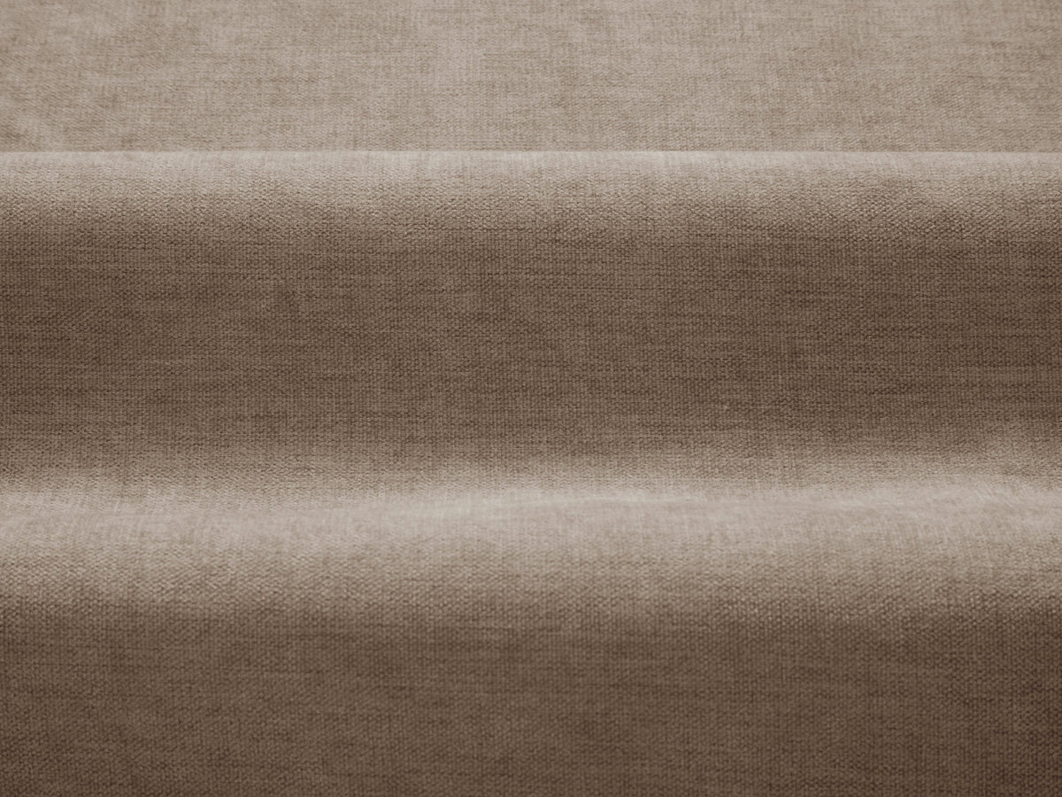 Vierersofa Ada von Micadoni in Mandel beige mit Casino-Stoffbezug, gerundeten Armlehnen und sichtbarem Buchenholzgestell auf Holzbeinen.