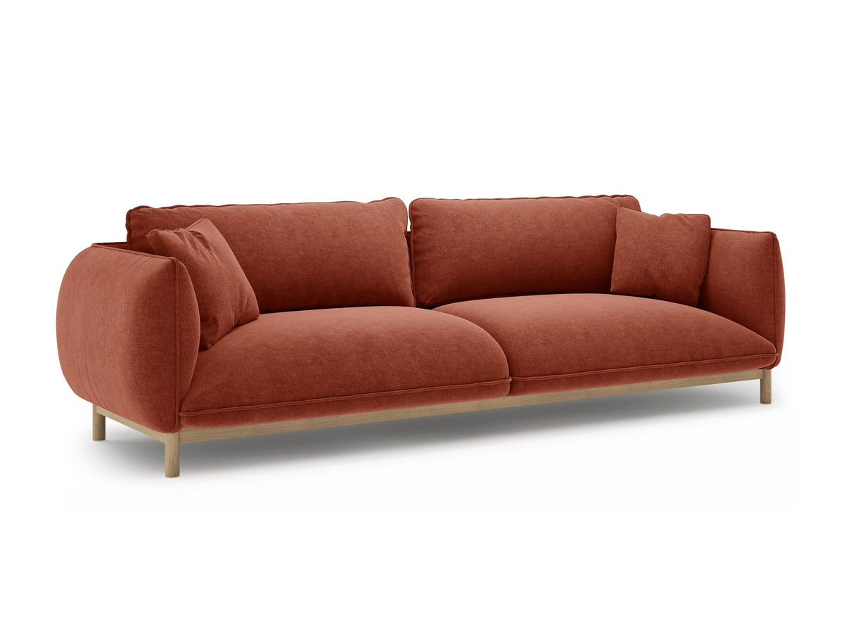 Vierersofa Ada von Micadoni in Mandel beige mit Casino-Stoffbezug, gerundeten Armlehnen und sichtbarem Buchenholzgestell auf Holzbeinen.