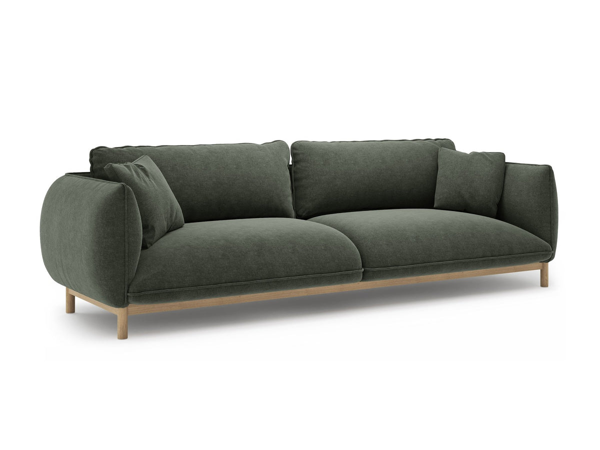 Vierersofa Ada von Micadoni in Mandel beige mit Casino-Stoffbezug, gerundeten Armlehnen und sichtbarem Buchenholzgestell auf Holzbeinen.