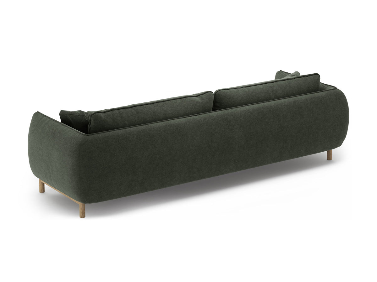 Vierersofa Ada von Micadoni in Mandel beige mit Casino-Stoffbezug, gerundeten Armlehnen und sichtbarem Buchenholzgestell auf Holzbeinen.