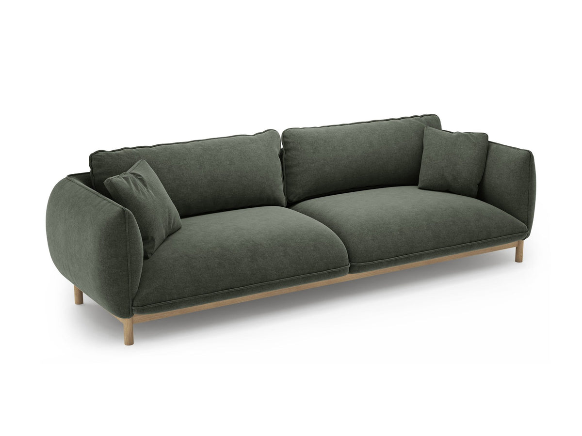 Vierersofa Ada von Micadoni in Mandel beige mit Casino-Stoffbezug, gerundeten Armlehnen und sichtbarem Buchenholzgestell auf Holzbeinen.