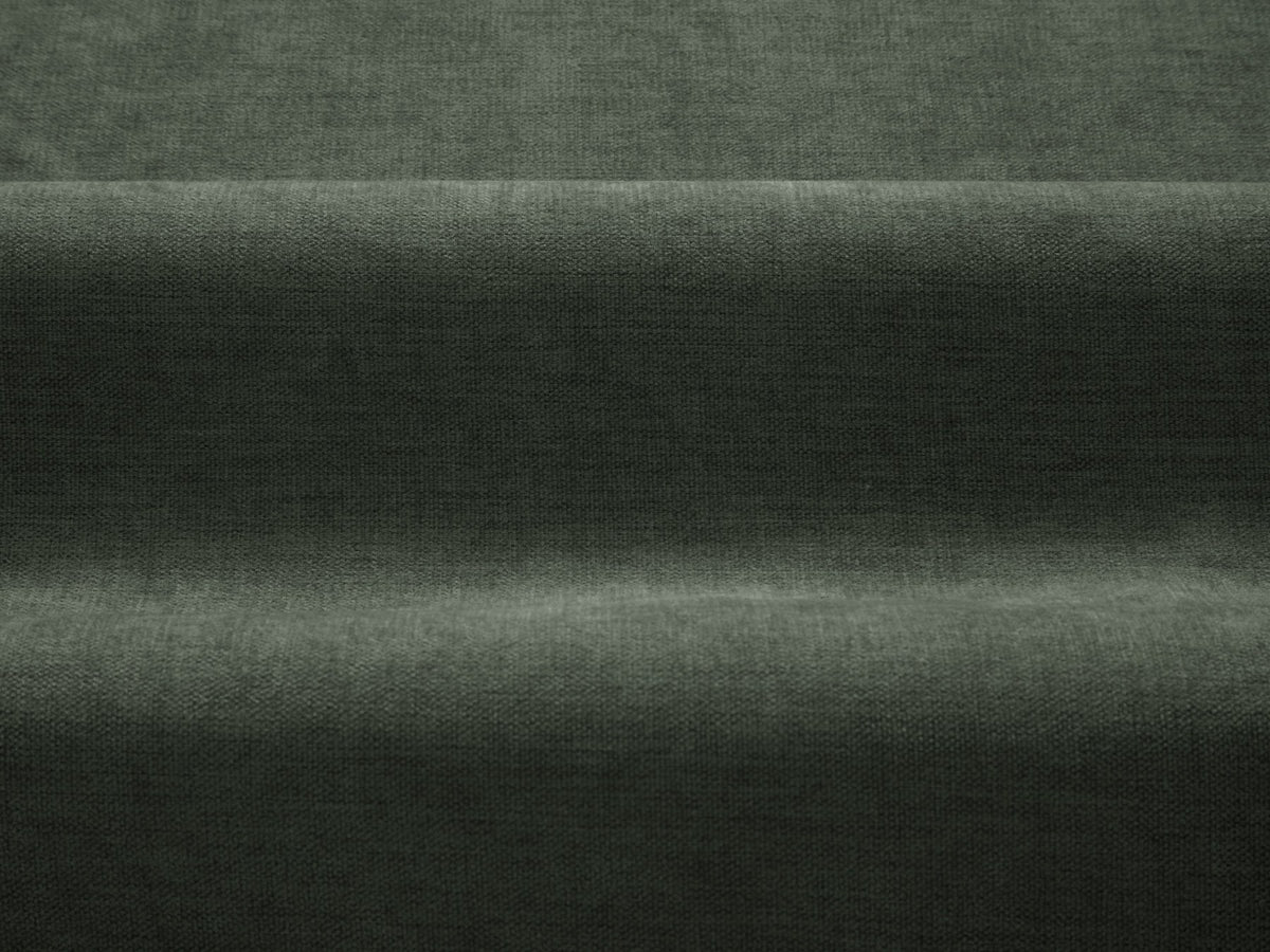 Vierersofa Ada von Micadoni in Mandel beige mit Casino-Stoffbezug, gerundeten Armlehnen und sichtbarem Buchenholzgestell auf Holzbeinen.