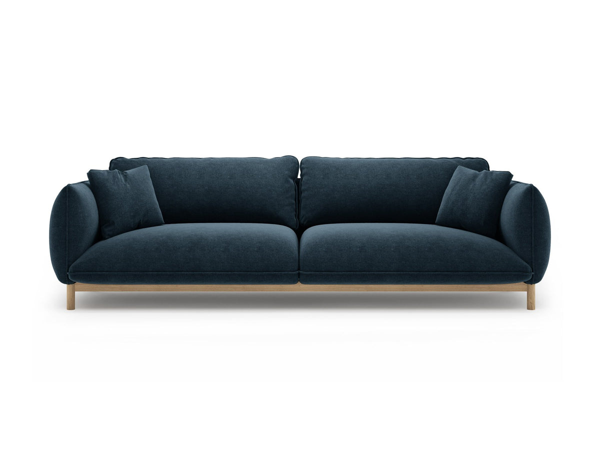 Vierersofa Ada von Micadoni in Mandel beige mit Casino-Stoffbezug, gerundeten Armlehnen und sichtbarem Buchenholzgestell auf Holzbeinen.