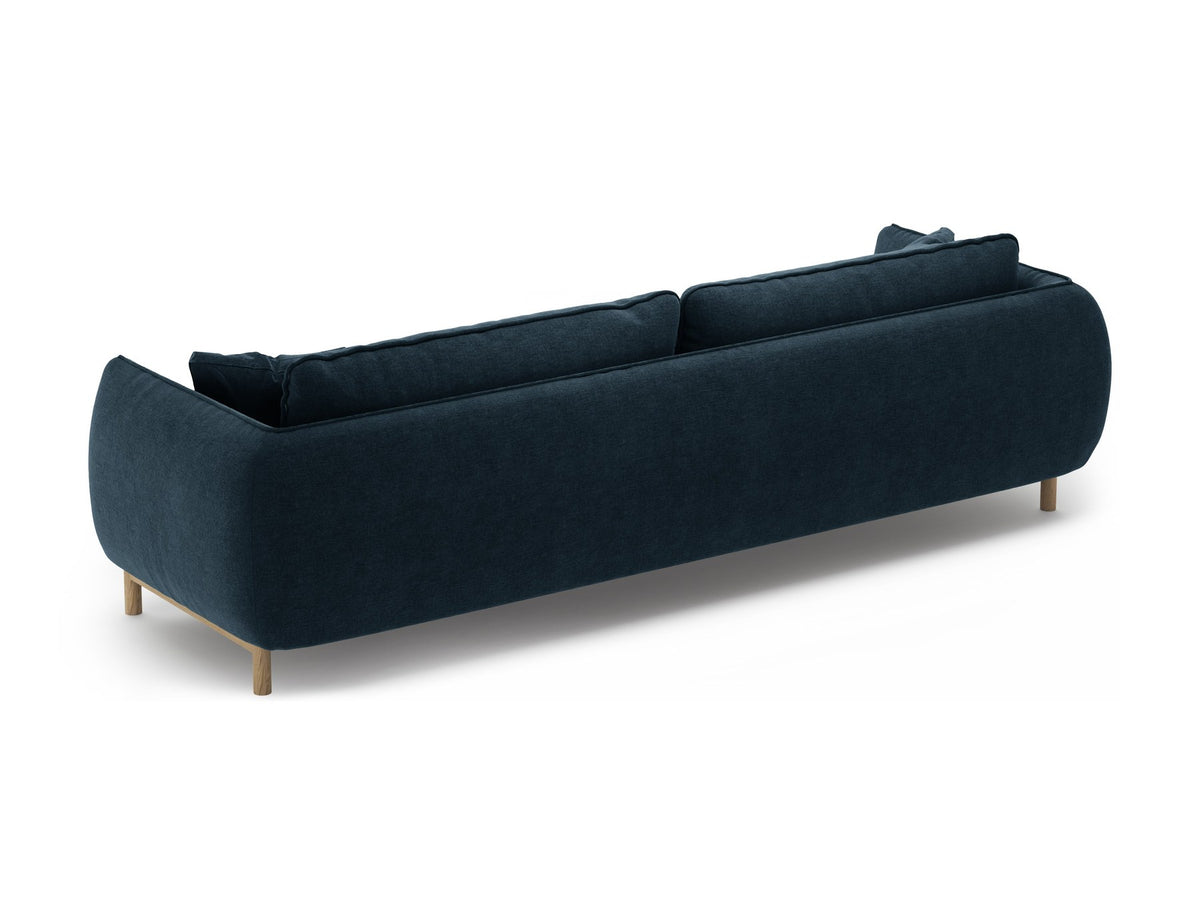 Vierersofa Ada von Micadoni in Mandel beige mit Casino-Stoffbezug, gerundeten Armlehnen und sichtbarem Buchenholzgestell auf Holzbeinen.