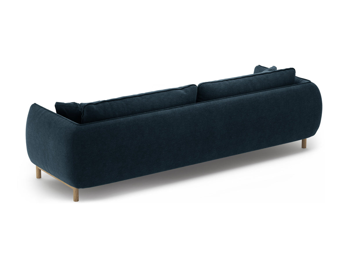 Vierersofa Ada von Micadoni in Mandel beige mit Casino-Stoffbezug, gerundeten Armlehnen und sichtbarem Buchenholzgestell auf Holzbeinen.