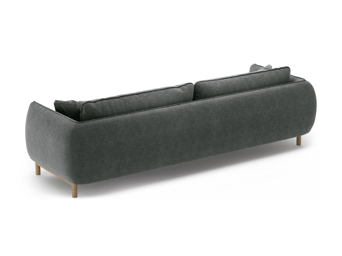 Vierersofa Ada von Micadoni in Mandel beige mit Casino-Stoffbezug, gerundeten Armlehnen und sichtbarem Buchenholzgestell auf Holzbeinen.
