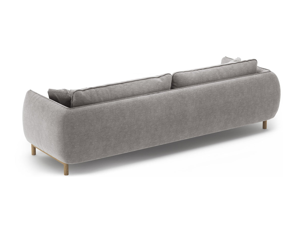 Vierersofa Ada von Micadoni in Mandel beige mit Casino-Stoffbezug, gerundeten Armlehnen und sichtbarem Buchenholzgestell auf Holzbeinen.
