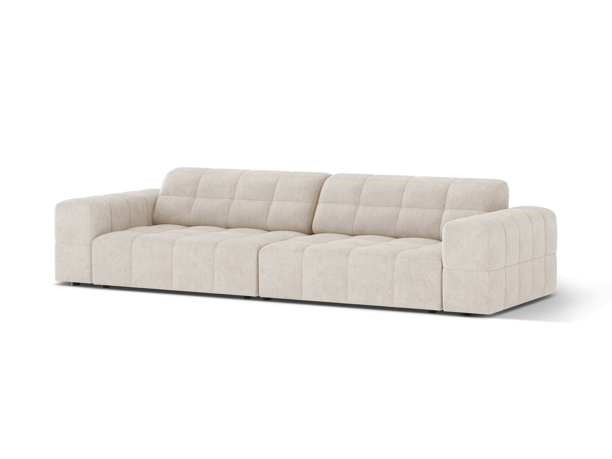 Beigefarbenes 4er Sofa Jennifer von Micadoni mit Samt-ähnlichem Bluvel-Stoff, schwarzen Kunststoffbeinen und gerader Rückenlehne.