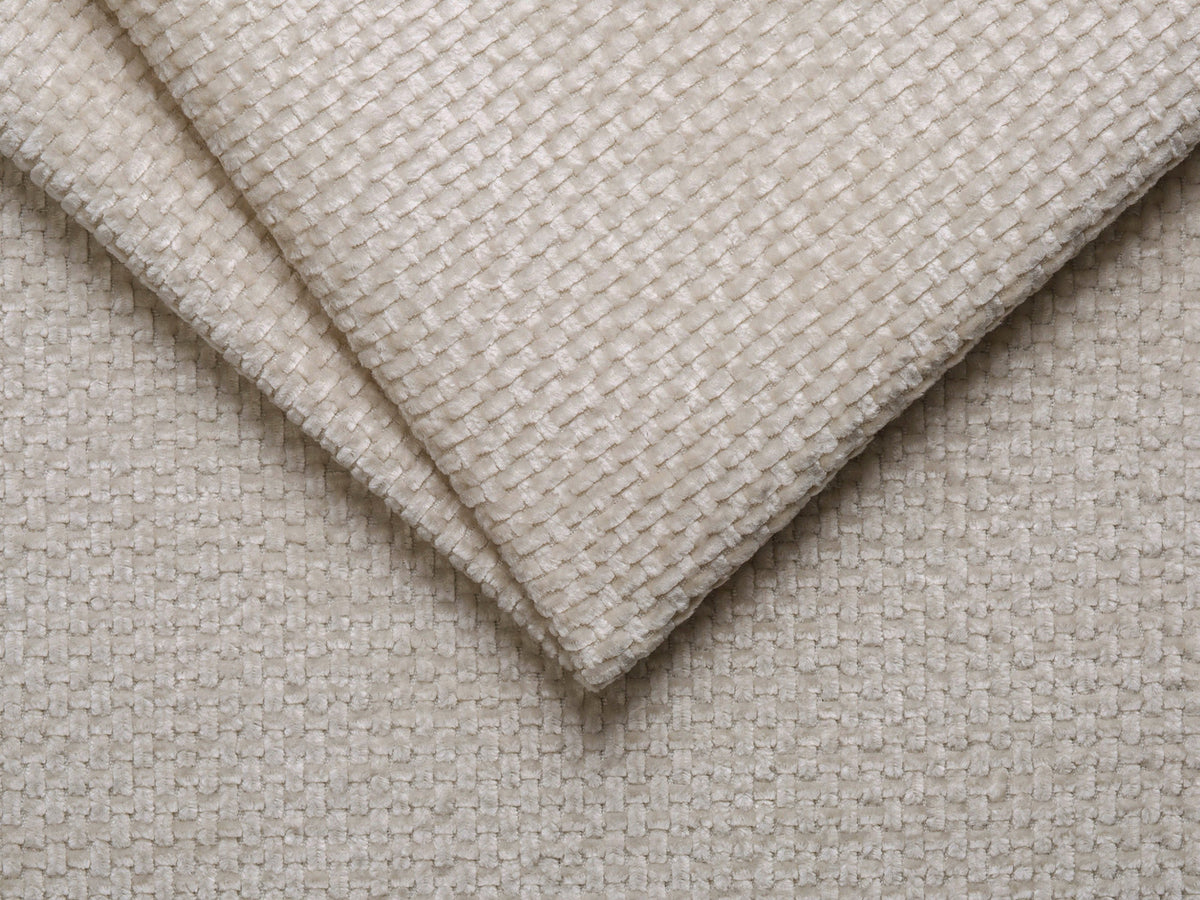 Beigefarbenes 4er Sofa Jennifer von Micadoni mit Samt-ähnlichem Bluvel-Stoff, schwarzen Kunststoffbeinen und gerader Rückenlehne.