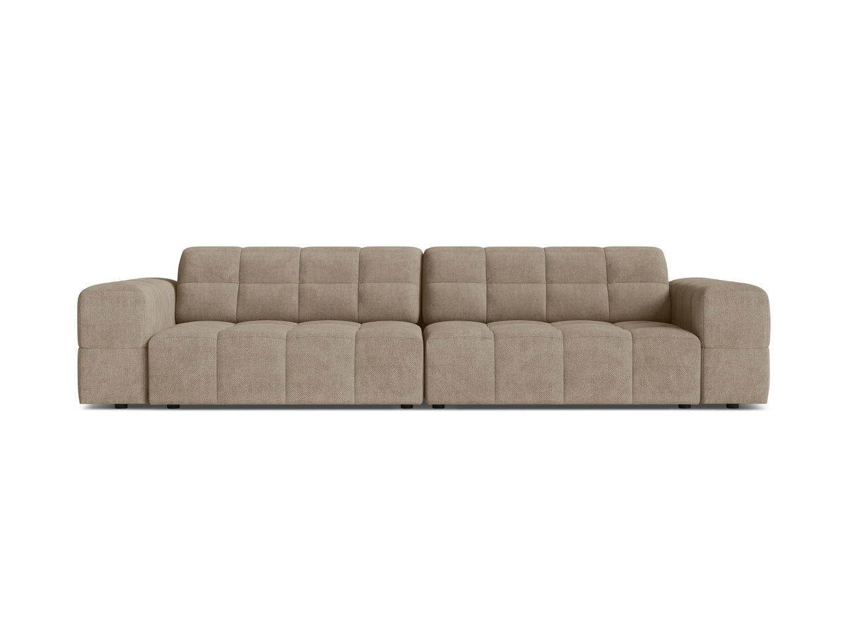 Beigefarbenes 4er Sofa Jennifer von Micadoni mit Samt-ähnlichem Bluvel-Stoff, schwarzen Kunststoffbeinen und gerader Rückenlehne.