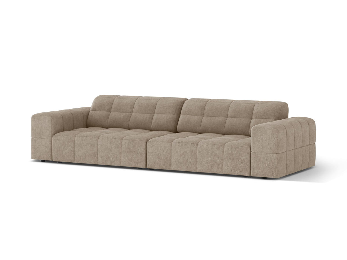 Beigefarbenes 4er Sofa Jennifer von Micadoni mit Samt-ähnlichem Bluvel-Stoff, schwarzen Kunststoffbeinen und gerader Rückenlehne.