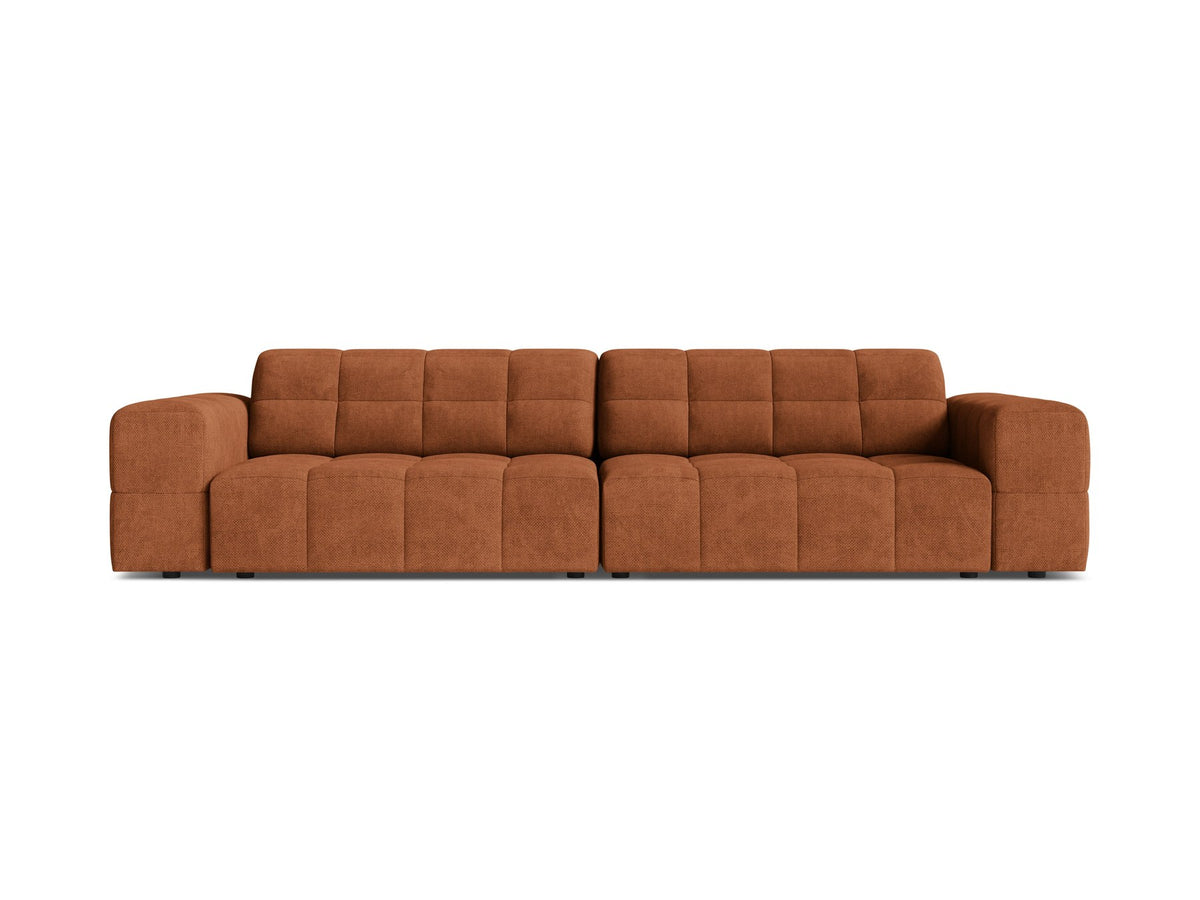 Beigefarbenes 4er Sofa Jennifer von Micadoni mit Samt-ähnlichem Bluvel-Stoff, schwarzen Kunststoffbeinen und gerader Rückenlehne.