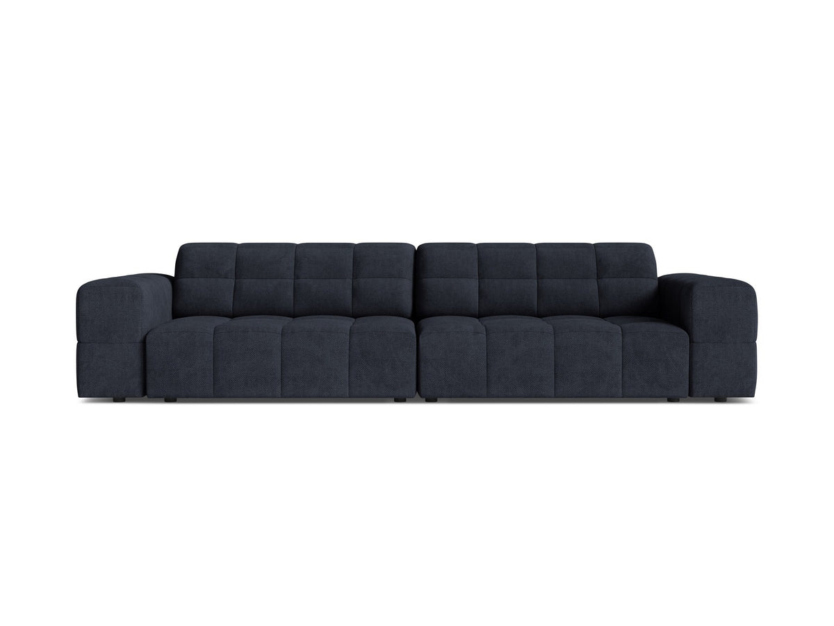 Beigefarbenes 4er Sofa Jennifer von Micadoni mit Samt-ähnlichem Bluvel-Stoff, schwarzen Kunststoffbeinen und gerader Rückenlehne.