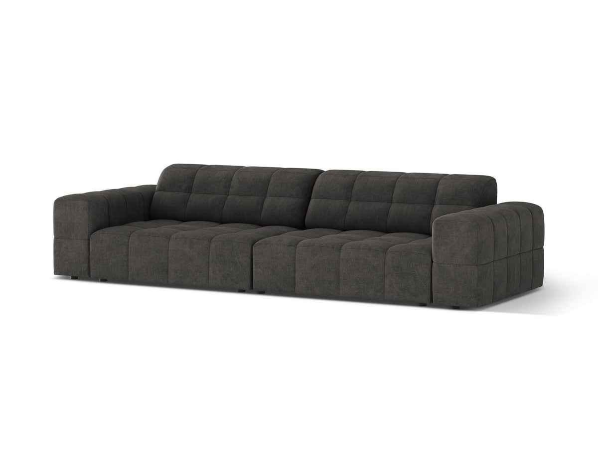 Beigefarbenes 4er Sofa Jennifer von Micadoni mit Samt-ähnlichem Bluvel-Stoff, schwarzen Kunststoffbeinen und gerader Rückenlehne.