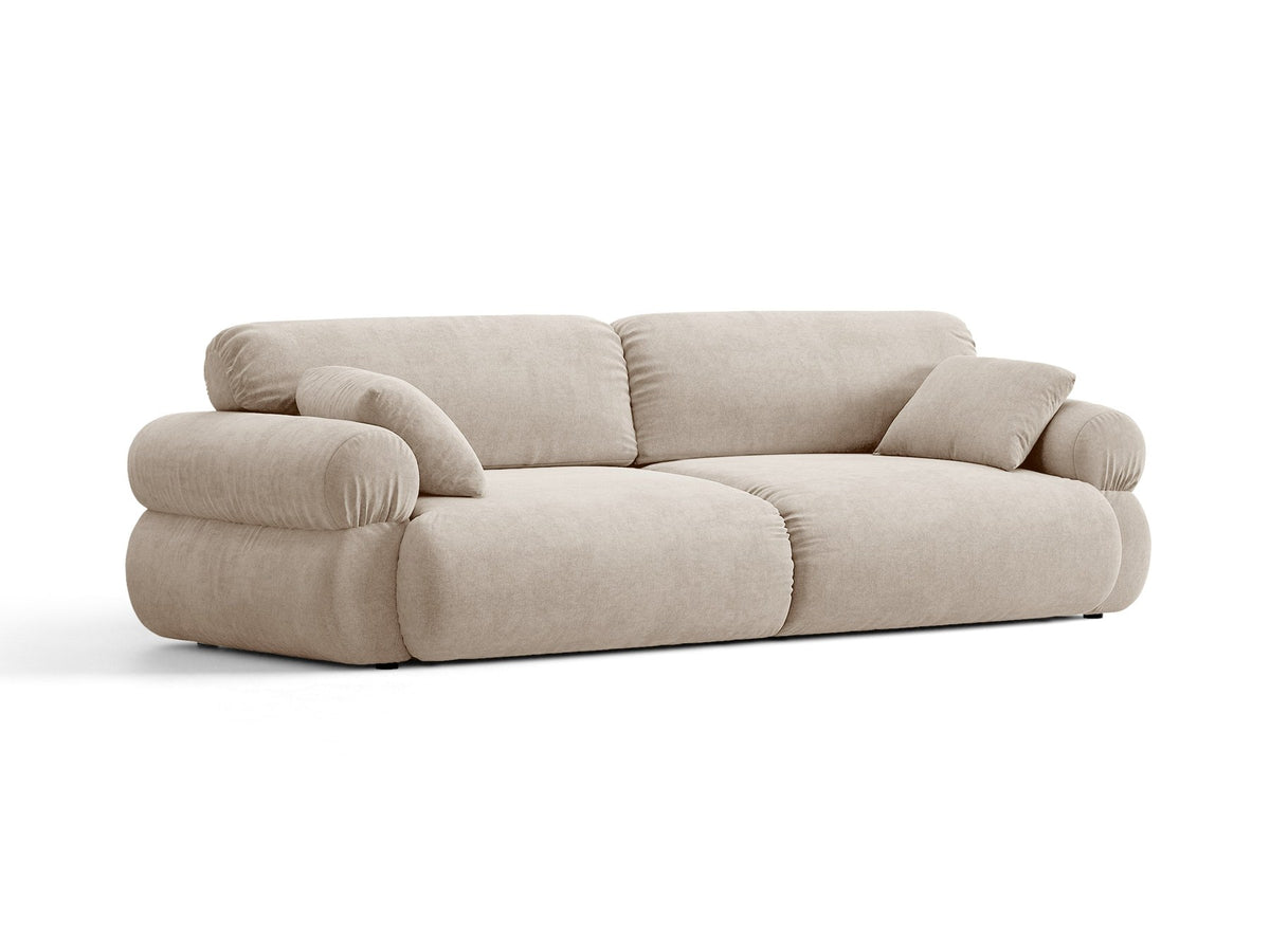 Beiges 4er Sofa Ophelia von Micadoni mit Liberty-Stoffbezug, niedriger Rückenlehne und schwarzen Kunststoffbeinen aus Polypropylen.