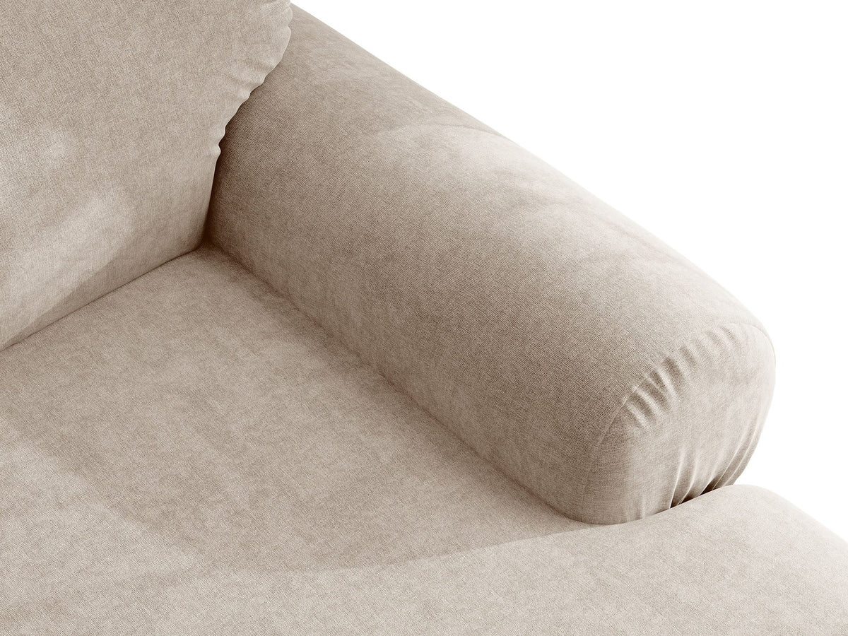 Beiges 4er Sofa Ophelia von Micadoni mit Liberty-Stoffbezug, niedriger Rückenlehne und schwarzen Kunststoffbeinen aus Polypropylen.