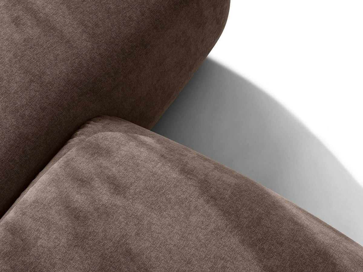Beiges 4er Sofa Ophelia von Micadoni mit Liberty-Stoffbezug, niedriger Rückenlehne und schwarzen Kunststoffbeinen aus Polypropylen.