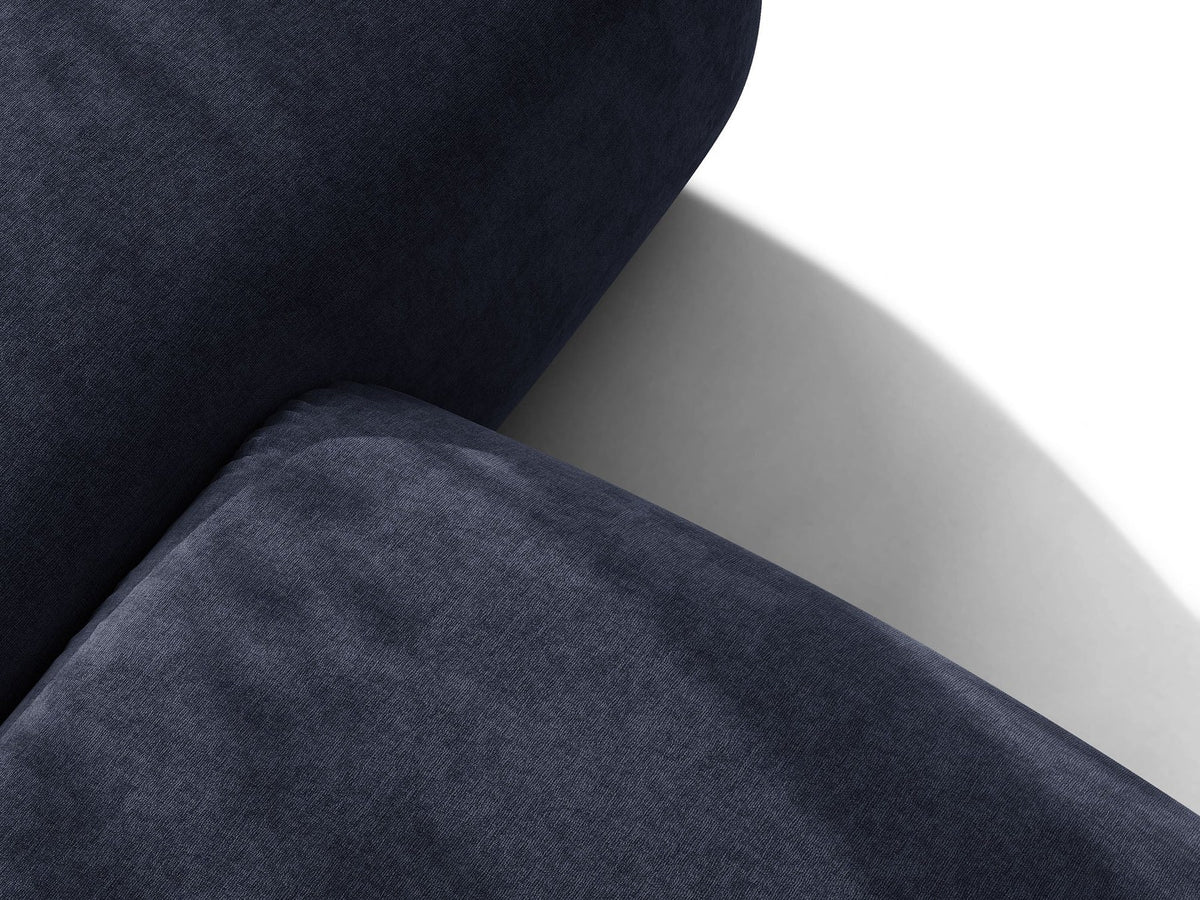 Beiges 4er Sofa Ophelia von Micadoni mit Liberty-Stoffbezug, niedriger Rückenlehne und schwarzen Kunststoffbeinen aus Polypropylen.