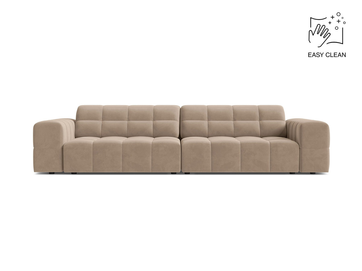 Beigefarbenes 4er Sofa Jennifer von Micadoni mit Samt-ähnlichem Bluvel-Stoff, schwarzen Kunststoffbeinen und gerader Rückenlehne.