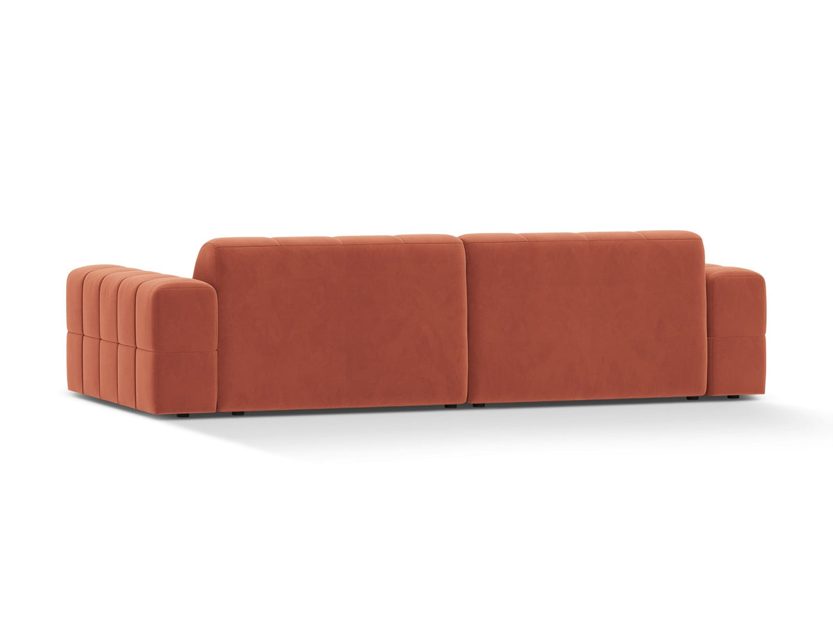 Beigefarbenes 4er Sofa Jennifer von Micadoni mit Samt-ähnlichem Bluvel-Stoff, schwarzen Kunststoffbeinen und gerader Rückenlehne.