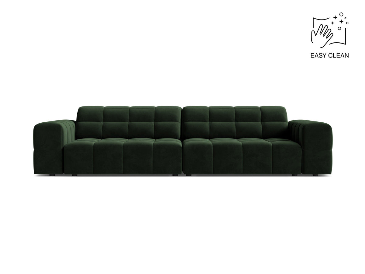 Beigefarbenes 4er Sofa Jennifer von Micadoni mit Samt-ähnlichem Bluvel-Stoff, schwarzen Kunststoffbeinen und gerader Rückenlehne.