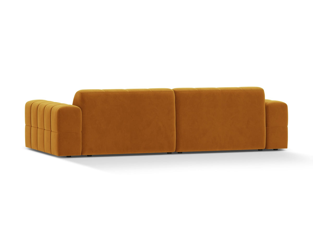 Beigefarbenes 4er Sofa Jennifer von Micadoni mit Samt-ähnlichem Bluvel-Stoff, schwarzen Kunststoffbeinen und gerader Rückenlehne.