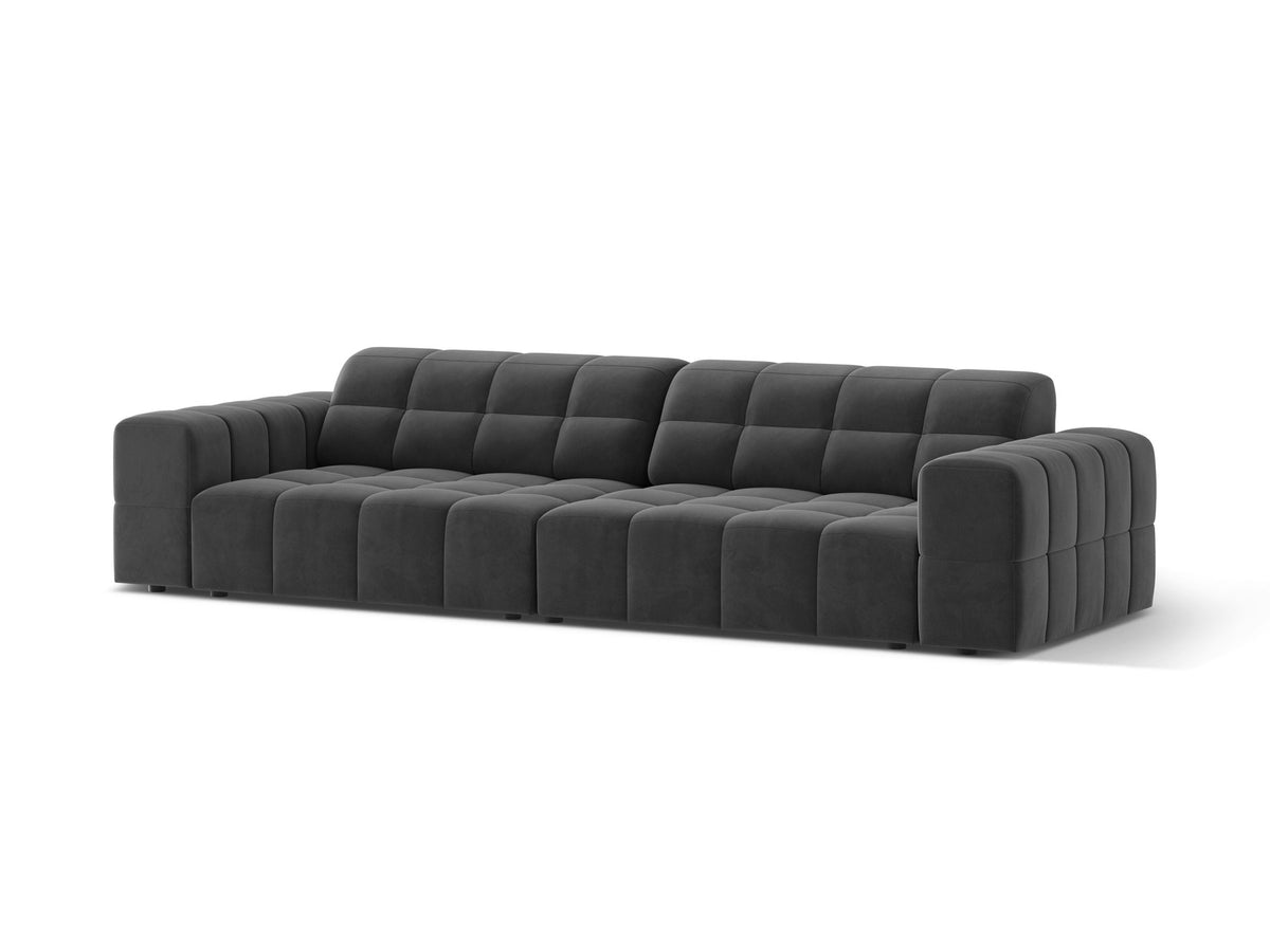 Beigefarbenes 4er Sofa Jennifer von Micadoni mit Samt-ähnlichem Bluvel-Stoff, schwarzen Kunststoffbeinen und gerader Rückenlehne.