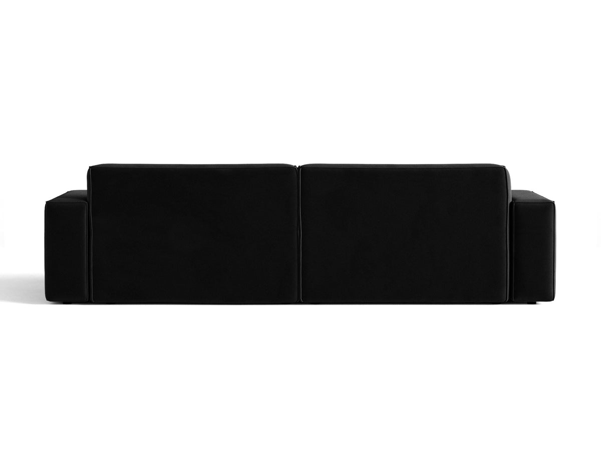Modulares 4er Sofa Jodie von Micadoni in leichtem Beige mit Venus Samtstoff, schwarzen Kunststoffbeinen und niedriger Rückenlehne.