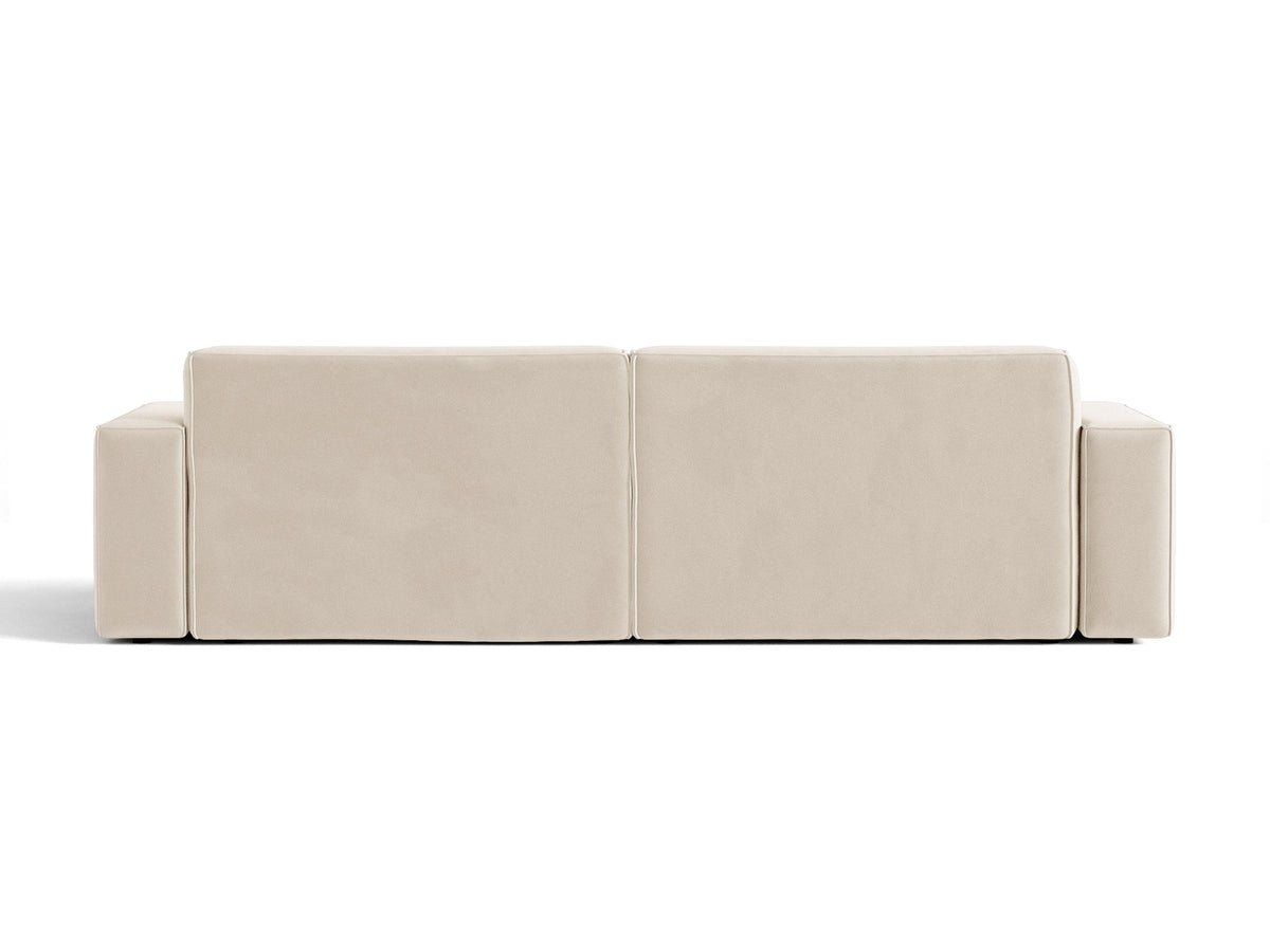 Modulares 4er Sofa Jodie von Micadoni in leichtem Beige mit Venus Samtstoff, schwarzen Kunststoffbeinen und niedriger Rückenlehne.