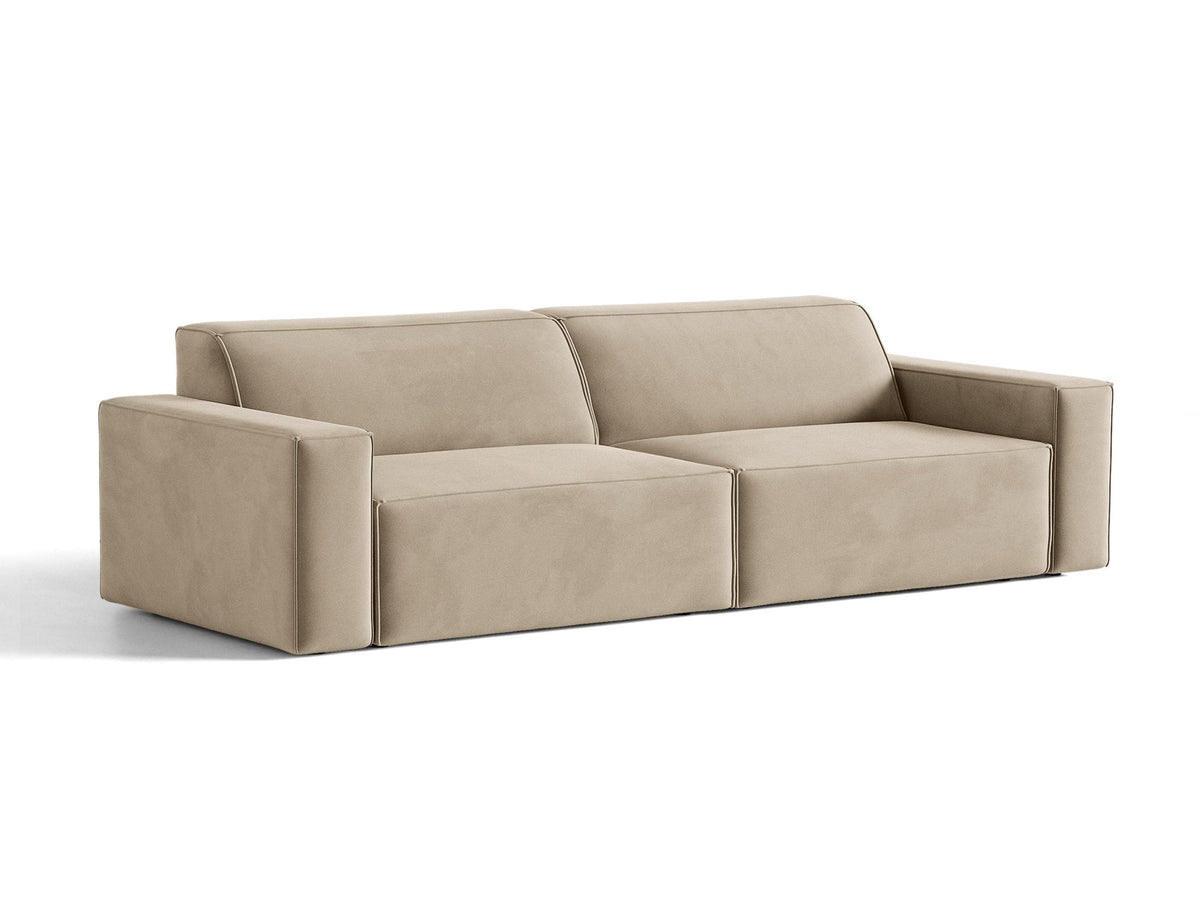 Modulares 4er Sofa Jodie von Micadoni in leichtem Beige mit Venus Samtstoff, schwarzen Kunststoffbeinen und niedriger Rückenlehne.