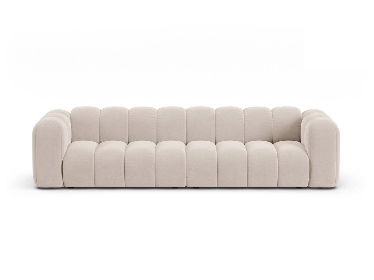 Beigefarbenes 4er Sofa Lupine von Micadoni aus Venus-Samtstoff mit schwarzen Kunststoffbeinen, modulares Design für dein Wohnzimmer.