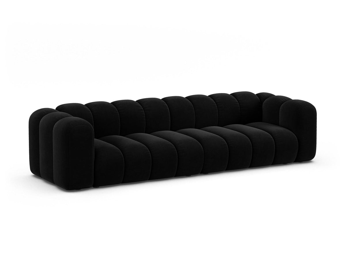 Beigefarbenes 4er Sofa Lupine von Micadoni aus Venus-Samtstoff mit schwarzen Kunststoffbeinen, modulares Design für dein Wohnzimmer.