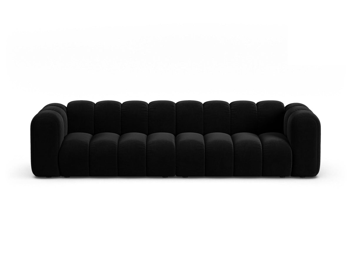 Beigefarbenes 4er Sofa Lupine von Micadoni aus Venus-Samtstoff mit schwarzen Kunststoffbeinen, modulares Design für dein Wohnzimmer.