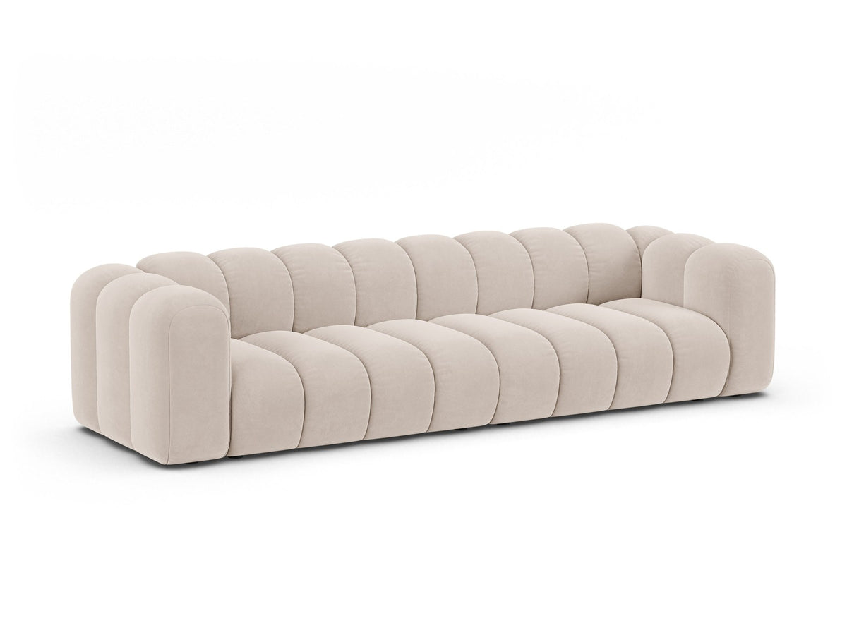 Beigefarbenes 4er Sofa Lupine von Micadoni aus Venus-Samtstoff mit schwarzen Kunststoffbeinen, modulares Design für dein Wohnzimmer.