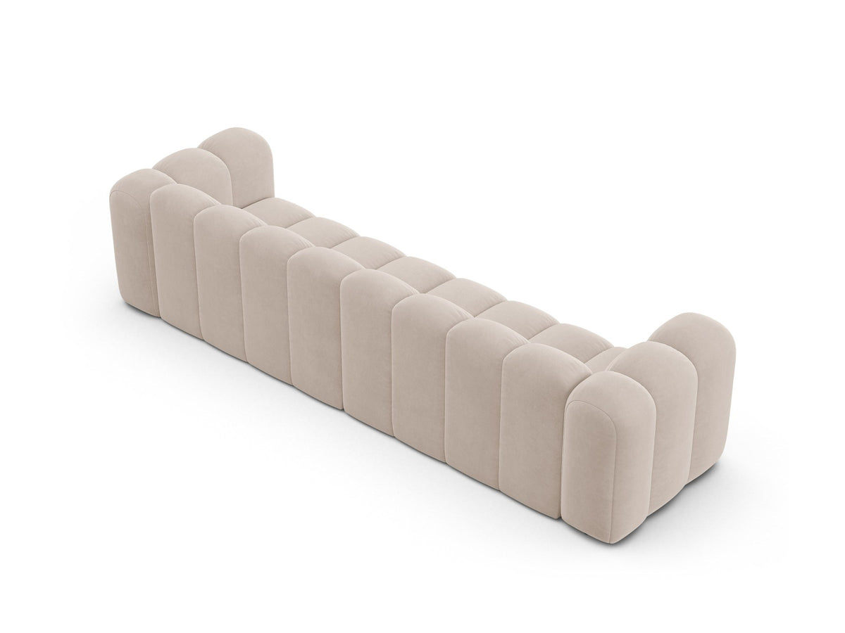 Beigefarbenes 4er Sofa Lupine von Micadoni aus Venus-Samtstoff mit schwarzen Kunststoffbeinen, modulares Design für dein Wohnzimmer.
