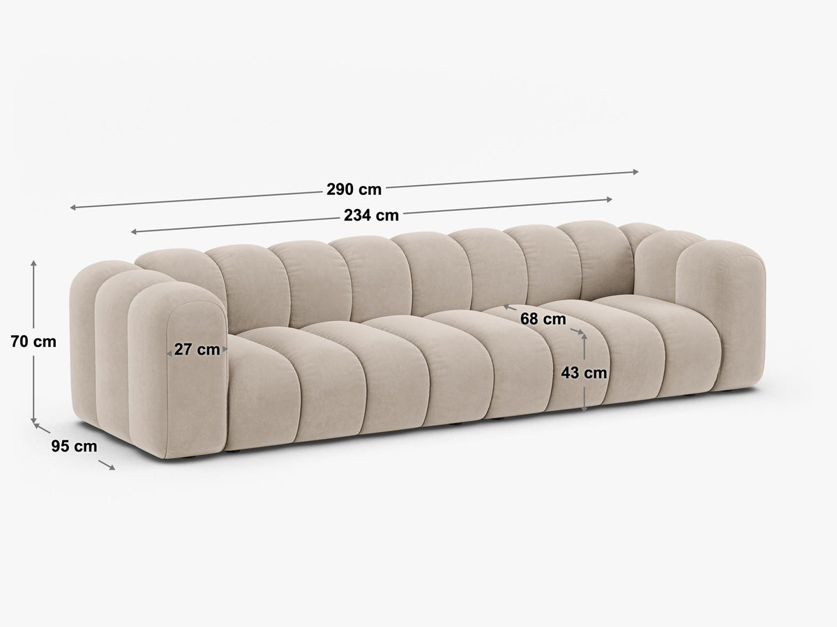 Beigefarbenes 4er Sofa Lupine von Micadoni aus Venus-Samtstoff mit schwarzen Kunststoffbeinen, modulares Design für dein Wohnzimmer.