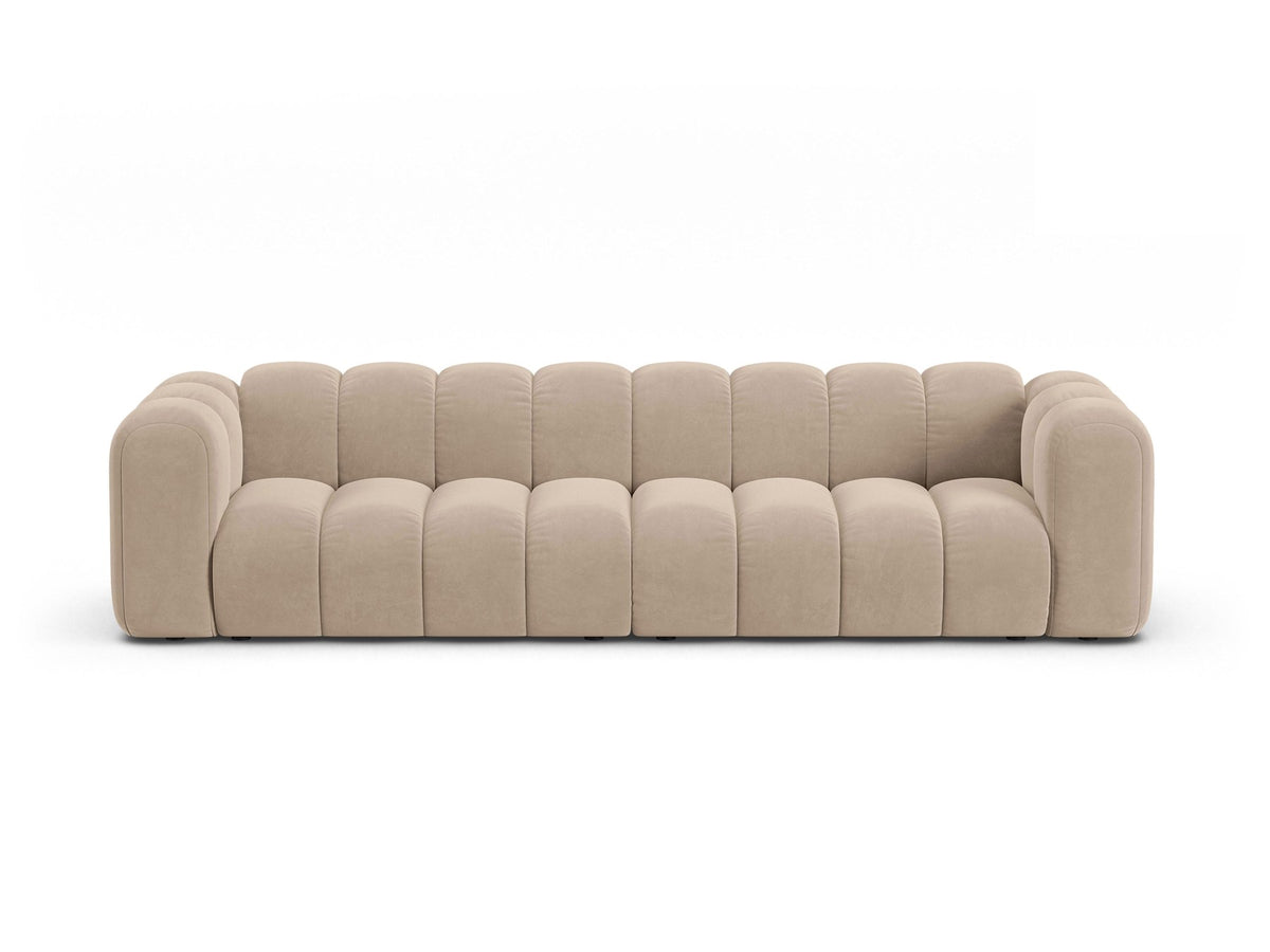 Beigefarbenes 4er Sofa Lupine von Micadoni aus Venus-Samtstoff mit schwarzen Kunststoffbeinen, modulares Design für dein Wohnzimmer.
