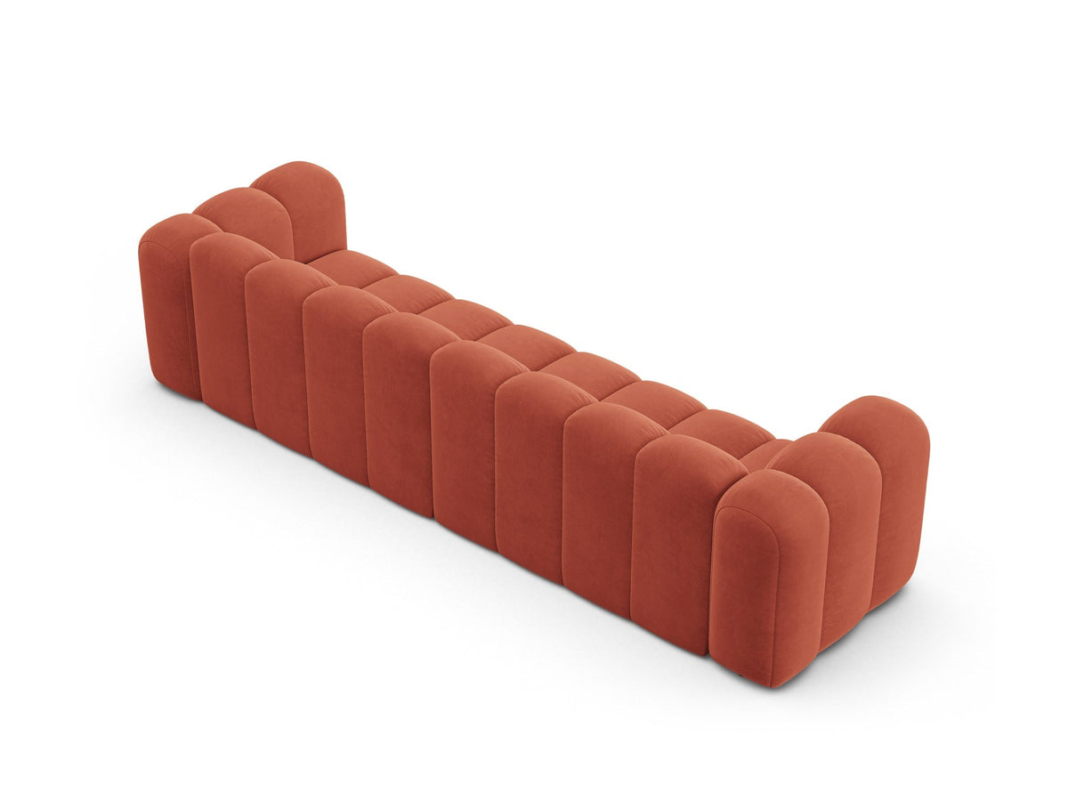 Beigefarbenes 4er Sofa Lupine von Micadoni aus Venus-Samtstoff mit schwarzen Kunststoffbeinen, modulares Design für dein Wohnzimmer.